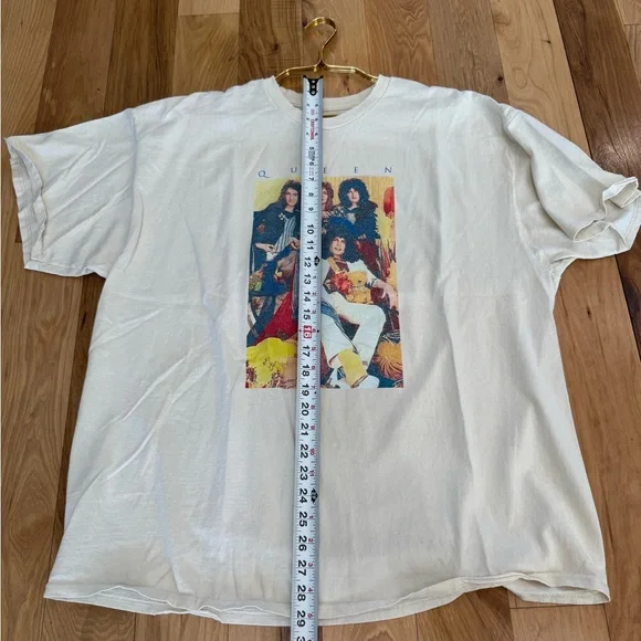 Queen NWOT Band XL Tee Graphic Distressed Ivory T-Shirt by Livy Lu T9 - Picture 6 of 7